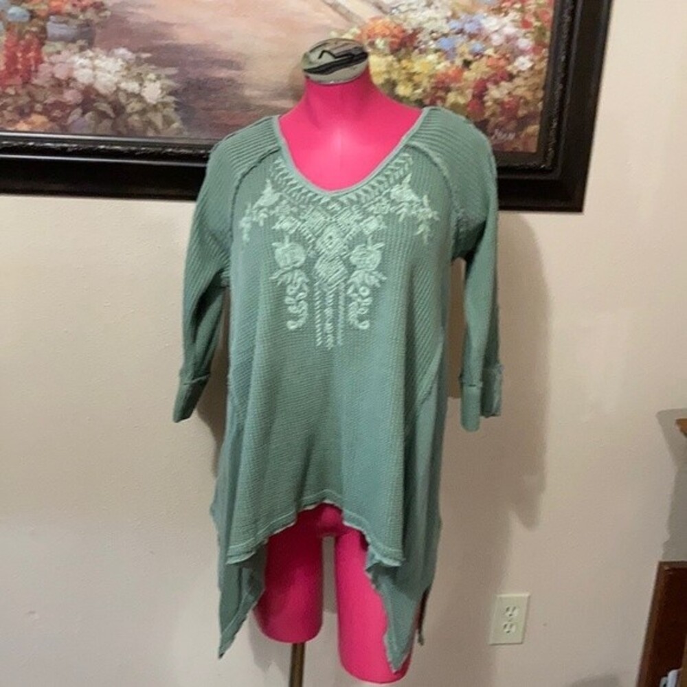 KARYN SEO ARDEN WAFFLE KNIT EMBROIDERED FRAY SHIRT SWEATSHIRT V-NECK 3/4 Sleeve